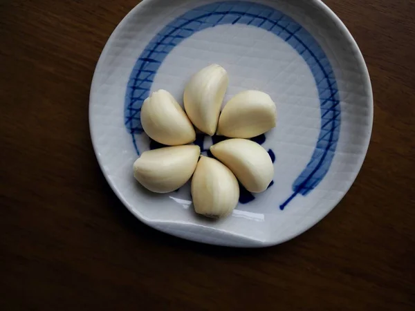 Ail Végétal Biologique Dans Une Assiette Porcelaine — Photo