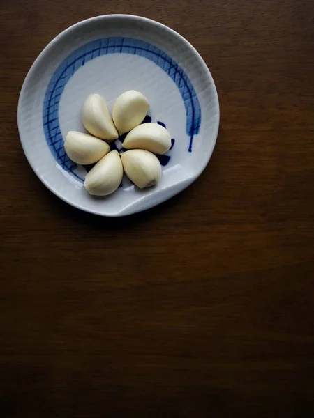 Organic Vegetable Garlic Porcelain Plate — Stock Photo, Image