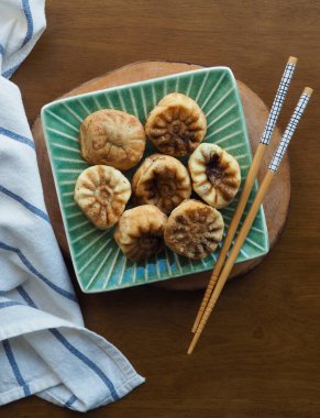 Kore yemeği kasımpatı şeklinde kırmızı fasulye ekmeği.