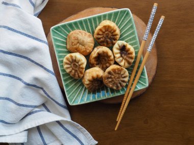 Kore yemeği kasımpatı şeklinde kırmızı fasulye ekmeği.