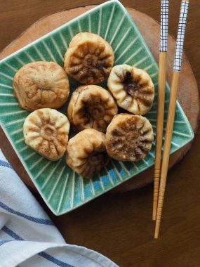 Kore yemeği kasımpatı şeklinde kırmızı fasulye ekmeği.