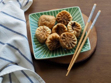 Kore yemeği kasımpatı şeklinde kırmızı fasulye ekmeği.