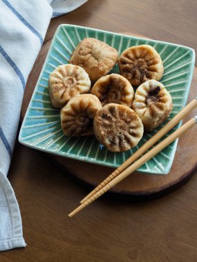 Kore yemeği kasımpatı şeklinde kırmızı fasulye ekmeği.