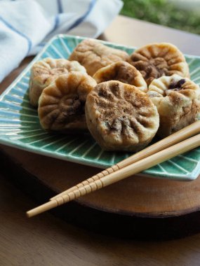 Kore yemeği kasımpatı şeklinde kırmızı fasulye ekmeği.