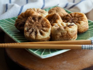Kore yemeği kasımpatı şeklinde kırmızı fasulye ekmeği.