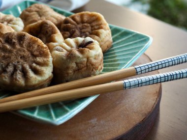 Kore yemeği kasımpatı şeklinde kırmızı fasulye ekmeği.