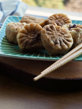 Kore yemeği kasımpatı şeklinde kırmızı fasulye ekmeği.