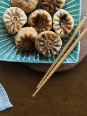 Kore yemeği kasımpatı şeklinde kırmızı fasulye ekmeği.