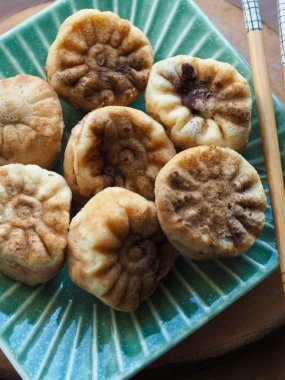 Kore yemeği kasımpatı şeklinde kırmızı fasulye ekmeği.