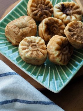 Kore yemeği kasımpatı şeklinde kırmızı fasulye ekmeği.