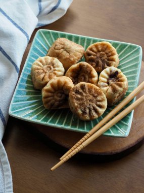 Kore yemeği kasımpatı şeklinde kırmızı fasulye ekmeği.