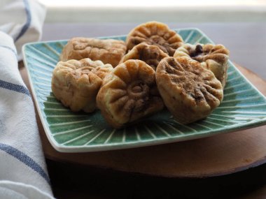 Kore yemeği kasımpatı şeklinde kırmızı fasulye ekmeği.