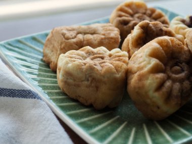 Kore yemeği kasımpatı şeklinde kırmızı fasulye ekmeği.