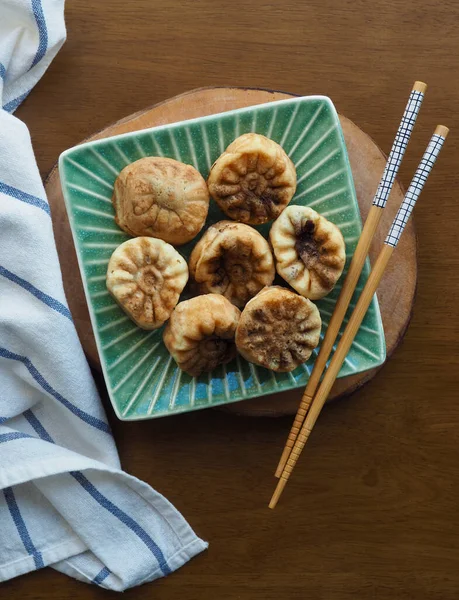 Kore yemeği kasımpatı şeklinde kırmızı fasulye ekmeği.