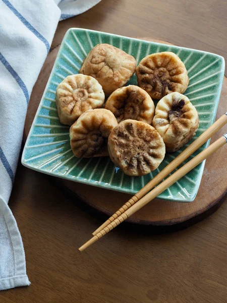 Kore yemeği kasımpatı şeklinde kırmızı fasulye ekmeği.