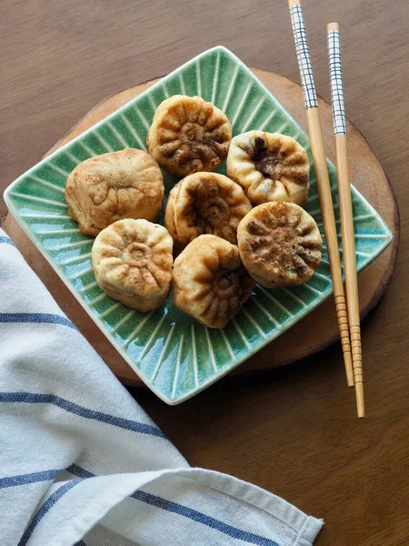 Kore yemeği kasımpatı şeklinde kırmızı fasulye ekmeği.