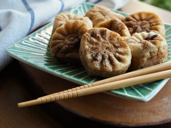Kore yemeği kasımpatı şeklinde kırmızı fasulye ekmeği.