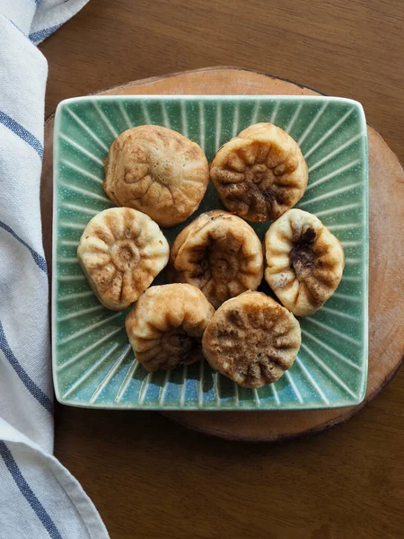 Kore yemeği kasımpatı şeklinde kırmızı fasulye ekmeği.