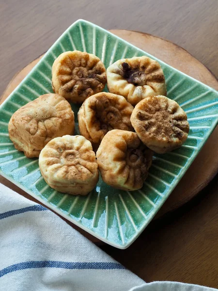 Kore yemeği kasımpatı şeklinde kırmızı fasulye ekmeği.