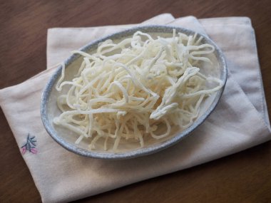 Kurutulmuş mürekkep balığı dilimleri, yemek malzemeleri.