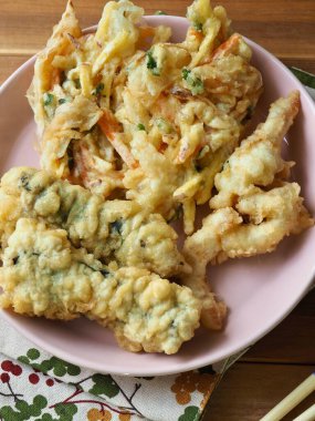 Asya yemekleri, sebzeler, kalamar, kızarmış yosun ruloları.