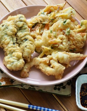 Asya yemekleri, sebzeler, kalamar, kızarmış yosun ruloları.