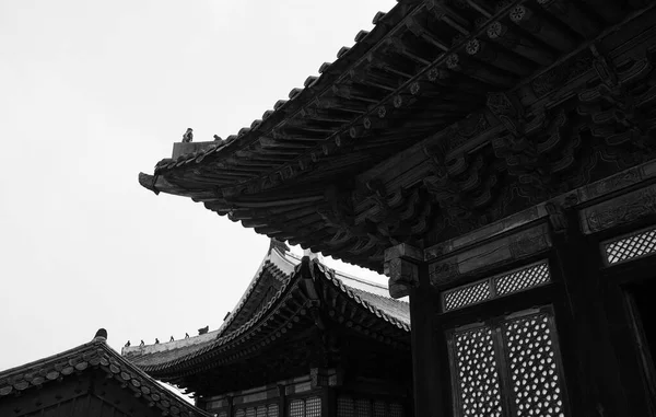 Korejský Tradiční Palác Changgyeonggung Tradiční Budova Monochromatická Fotografie — Stock fotografie