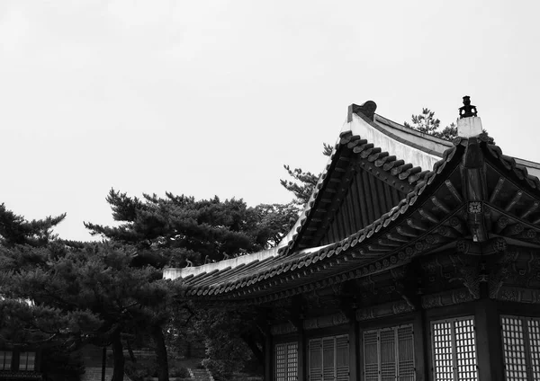 韩国传统宫殿长江宫 传统建筑 单色摄影 — 图库照片