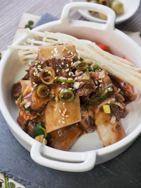 Kore yemeği buğulanmış sığır pirzolası