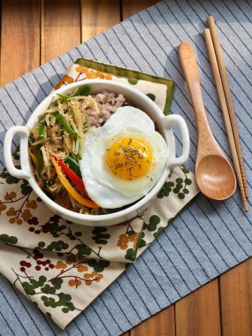 Asya yemeği fasulye filizi yumurta pilavı