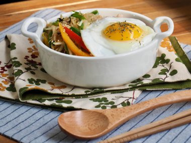 Asya yemeği fasulye filizi yumurta pilavı