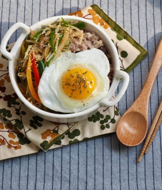 Asya yemeği fasulye filizi yumurta pilavı