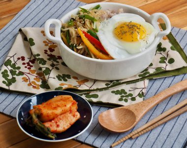 Asya yemeği fasulye filizi yumurta pilavı