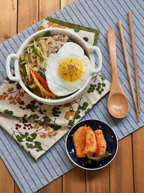 Asya yemeği fasulye filizi yumurta pilavı