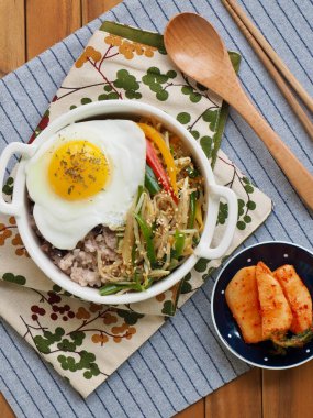 Asya yemeği fasulye filizi yumurta pilavı