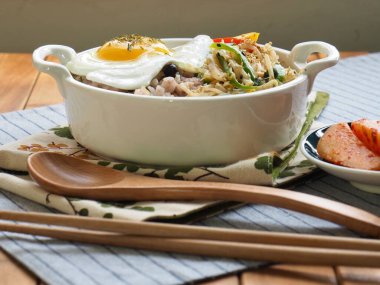 Asya yemeği fasulye filizi yumurta pilavı