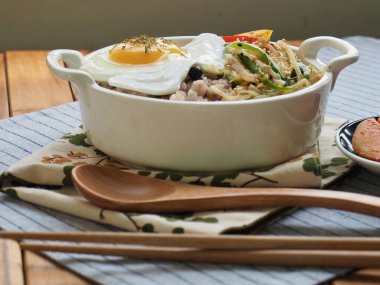 Asya yemeği fasulye filizi yumurta pilavı