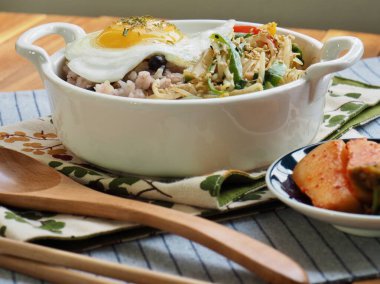 Asya yemeği fasulye filizi yumurta pilavı