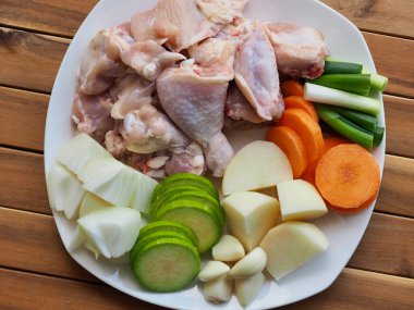 Çiğ tavuk ve sebze, patates, havuç, soğan, Kore yemeği tavuk kızartma malzemeleri.
