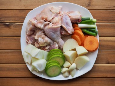 Çiğ tavuk ve sebze, patates, havuç, soğan, Kore yemeği tavuk kızartma malzemeleri.