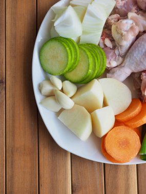 Çiğ tavuk ve sebze, patates, havuç, soğan, Kore yemeği tavuk kızartma malzemeleri.