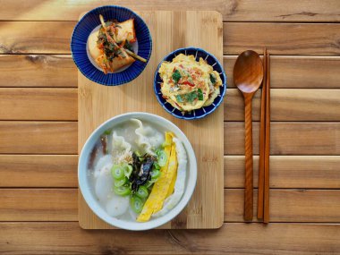 Geleneksel Kore yemeği dilimlenmiş pirinç keki çorbası, Tteok ve köfte çorbası.