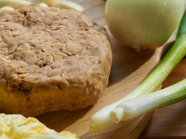 Kore yemekleri Chungkukjang ve sebzeler, soya fasulyesi mayalanmış yiyecekler.
