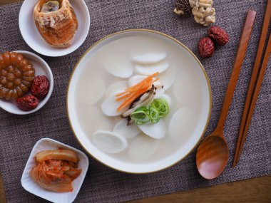 Kore geleneksel pirinç keki çorbası, tteokguk.