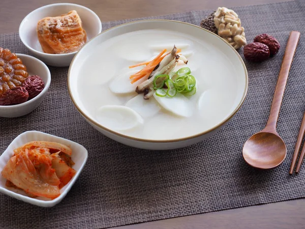 Kore geleneksel pirinç keki çorbası, tteokguk.