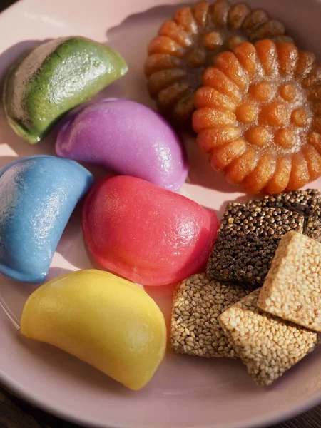 Koreansk Mat Songpyeon Halvmåne Formad Ristårta Sweetricepuffs Honey Cookie — Stockfoto