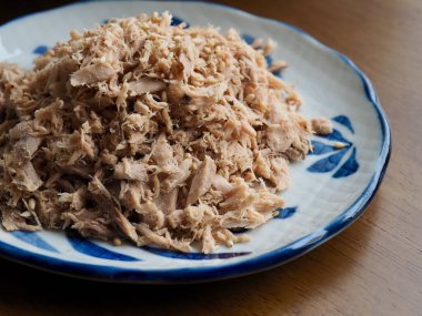 Porselen tabakta konserve ton balığı.