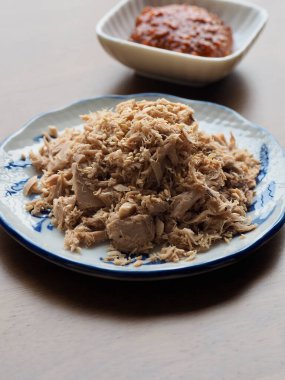 Porselen tabakta konserve ton balığı.