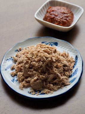 Porselen tabakta konserve ton balığı.