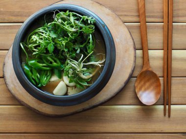 Shepherd 'ın çantasındaki soya fasulyesi çorbası.